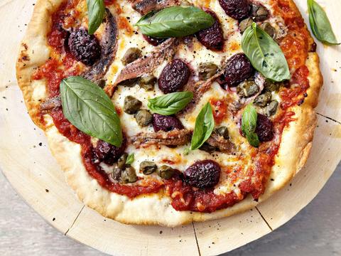Dunne pizza met ansjovis en kappertjes