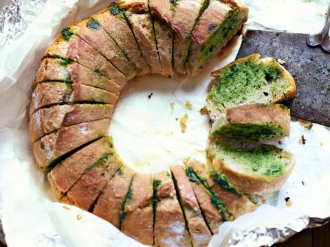 Broodring met tuinkruidenboter
