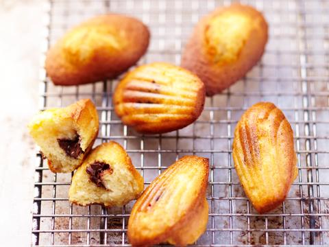 Madeleine met hazelnootpasta