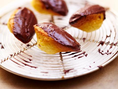 Madeleine met een jasje van chocolade
