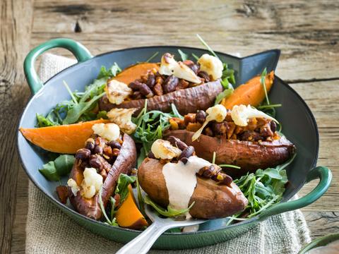 Gevulde zoete aardappel met rode bonen, chorizo en pittige chilimayonaise