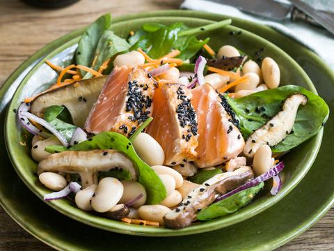 Wittebonensalade met zalm en spinazie
