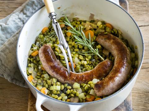 Stoofpotje met spliterwten en boerenworst