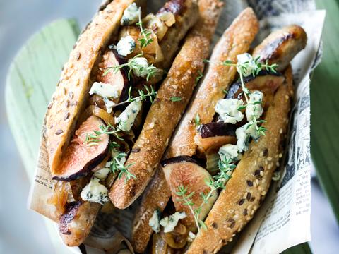 Hotdog met vijgen en blauwe kaas