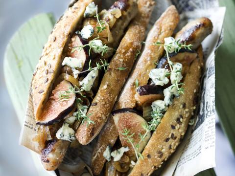 Hotdog met vijgen en blauwe kaas