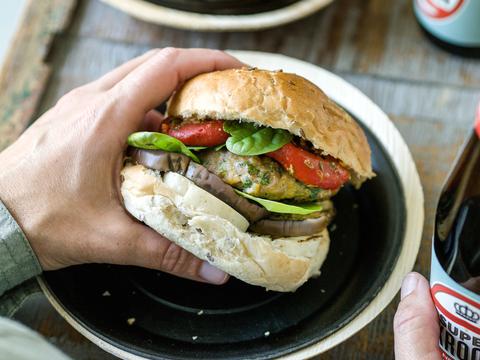 Lamsburger met gegrilde groenten