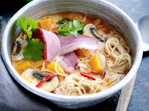 Pompoenramen met gerookte eendenborst