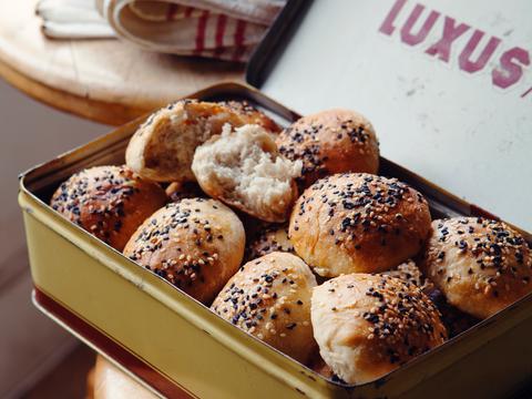 Ontbijtbroodjes met sesam