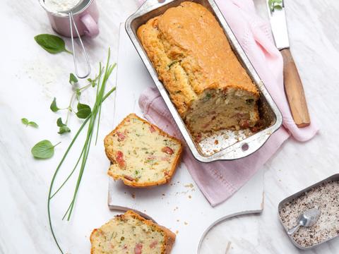 Hartig glutenvrij brood met kruiden en spekjes
