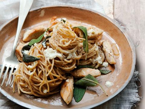 Snelle speltpasta met kip en citroen