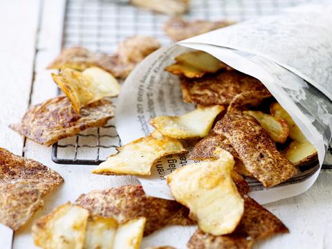 Geroosterde aardappelschillen met paprika