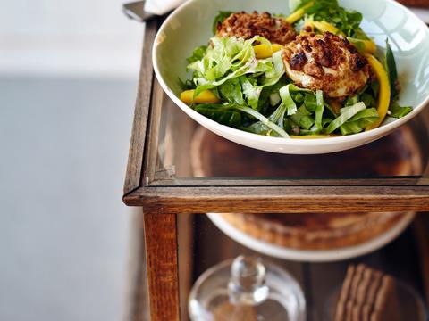 Salade met warme geitenkaas, speculaas en mango