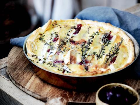 Aardappelbrietaart met uienconfituur