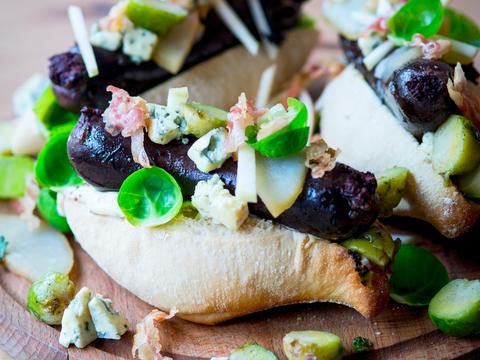 Hotdog van zwarte pens en gekonfijt fruit