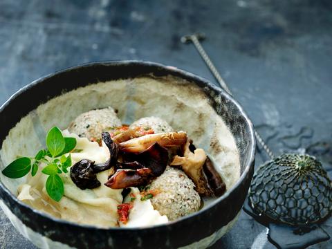 Geklaarde tomatenconsommé met gehaktballetjes