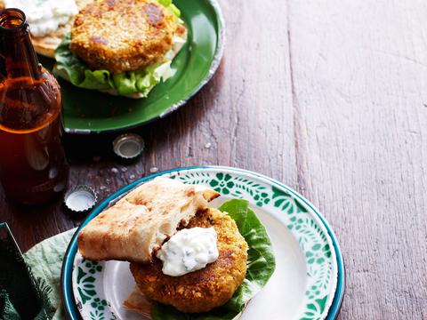 Zoete-aardappelburgers met appelraita