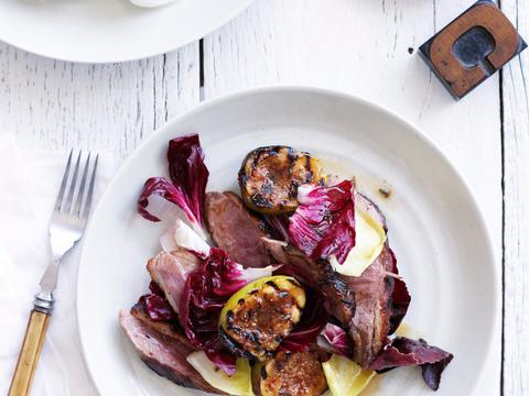 Eendenborst met witloof, radicchio en tamarillo