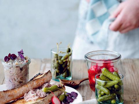 Toast met rilettes van eend en gepekelde groenten