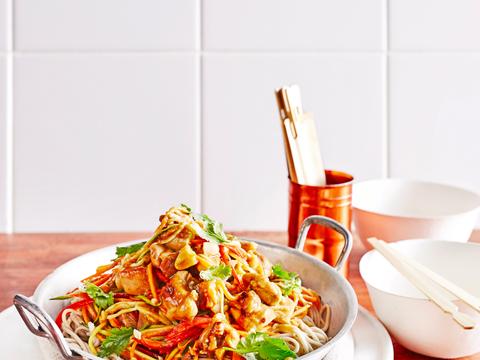 Sobanoedel-salade met kip