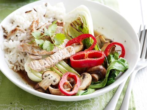 Wok met wilde rijst, paksoi en kalfsvlees