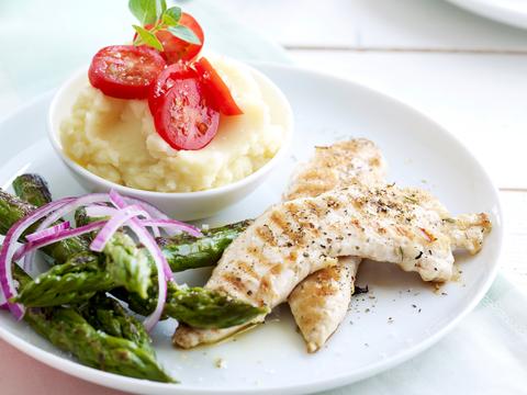 Kalkoenreepjes met gegrilde groene asperges