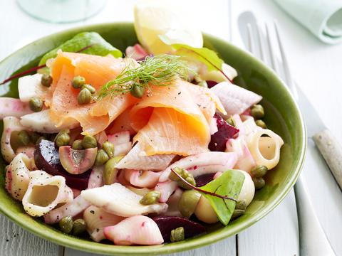 Pastasalade met rode biet en gerookte vis