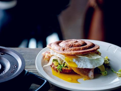 Tosti met spek, spruiten, mozzarella en ei