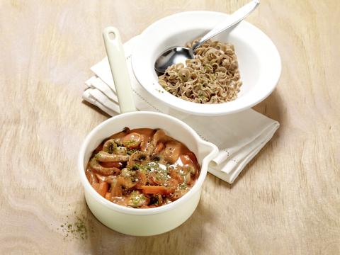 Volkorenpasta met kalkoen-champignonsaus