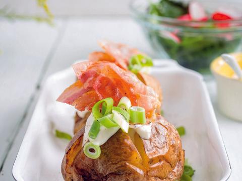 Aardappel met zure room, lente-ui en pancetta