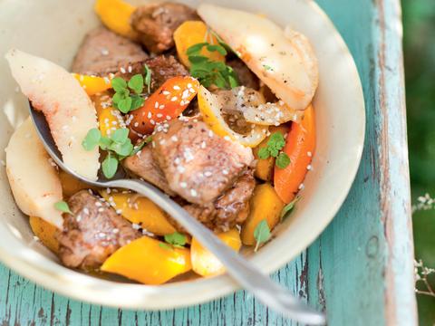 Kalfstajine met kweepeer, wortelen en honing