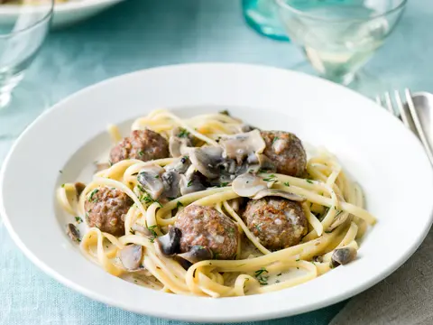 Linguine met balletjes in champignonsaus