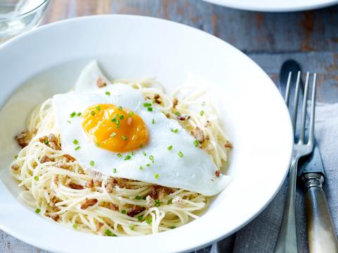 Pasta met spiegelei en crumble