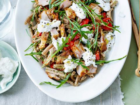 Volkorenpastasalade met geroosterde paprika