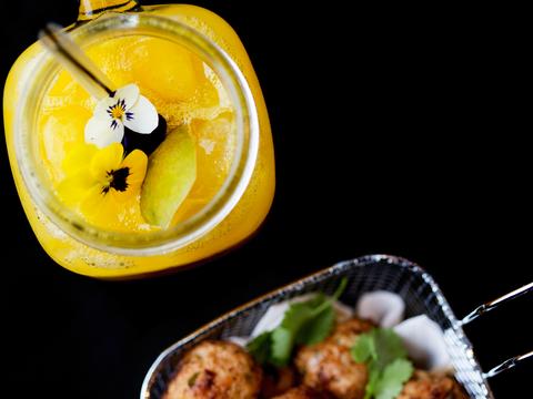 Mangococktail met gemberballetjes