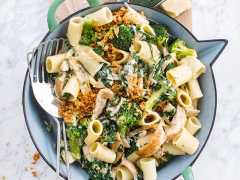 Pasta met broccoli, spinazie, kip en knoflook