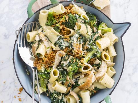 Pasta met broccoli, spinazie, kip en knoflook