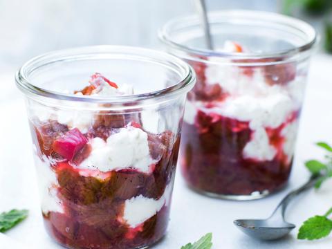 Rabarber-gembertrifle met amaretti en amandelen
