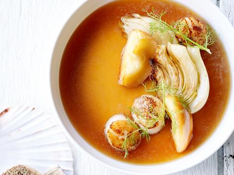 Venkel-appelbouillon met sint-jakobsvruchten