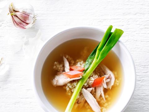 Kippenbouillon met bulgur, lente-ui en tomaat
