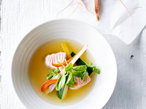 Citroengrasbouillon met zalm, courgette en paprika