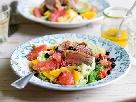 Salade van groene kool, gebakken eendenborst