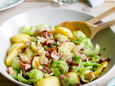 Salade met spruitjes, spekjes en aardappels
