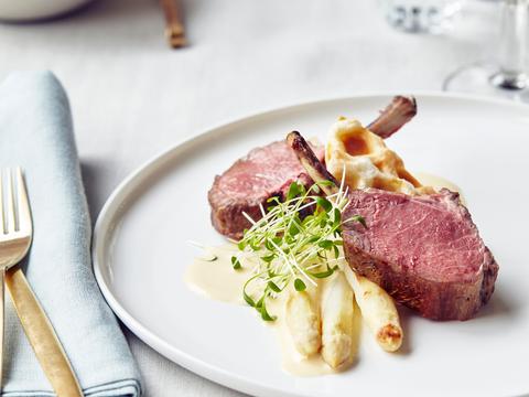 Lamskroon met asperge, saus en wafel