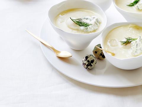 Aspergesoep met kwartelei en dilleroom