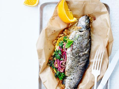 Forel met kruiden en sinaasappel in papillot