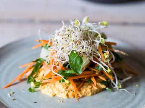 Lentesalade met amandelspread