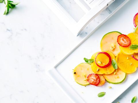Fruitcarpaccio met pistaches en oranjebloesem