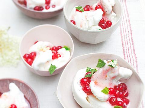 Vlierbloesemsorbet met rodebessencompote