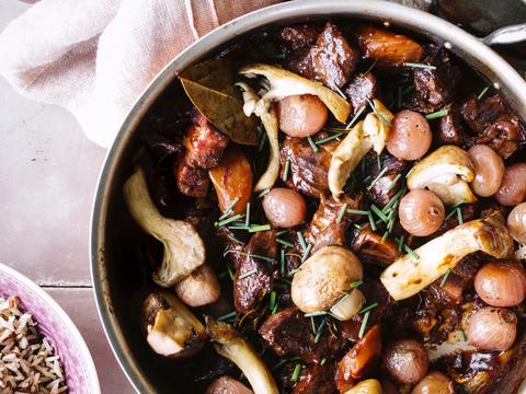 Lamsstoofpot met zilveruitjes