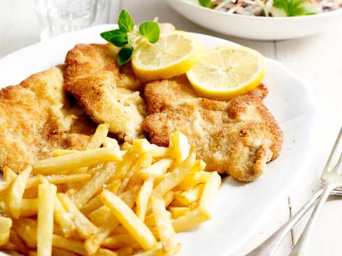 Kalfsschnitzel met huisgemaakte frietjes en koolsalade